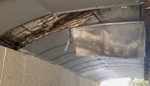 Büyükçekmece’de alt geçitten düşen parçalar araçlara zarar verdi