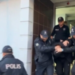 Polisin baskın düzenlediği evde silah, tarihi eser, uyuşturucu ele geçirildi
