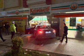 Kontrolden çıkan otomobil 3 kişiye çarpıp markete daldı: O anlar kamerada