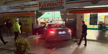 Kontrolden çıkan otomobil 3 kişiye çarpıp markete daldı: O anlar kamerada