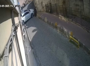 Fatih’te vitesleri karıştırınca kaldırımdaki kadına çarptı: O anlar kamerada