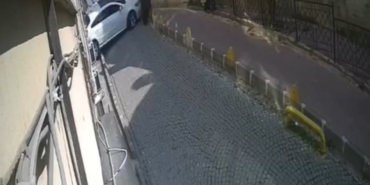 Fatih’te vitesleri karıştırınca kaldırımdaki kadına çarptı: O anlar kamerada