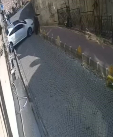 Fatih’te vitesleri karıştırınca kaldırımdaki kadına çarptı: O anlar kamerada