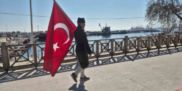 Askeri üniforma ve bayrakla İstanbul’dan Çanakkale’ye yürüyor