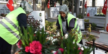 Balıkesir’de şehitlikler çiçeklerle donatıldı