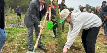 Burhaniye’de Kaymakam Memiş, öğrencilerle fidan dikimi yaptı