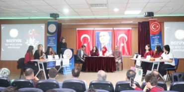 Bozüyük’te "Gençler Tartışıyor" münazara etkinliği düzenlendi
