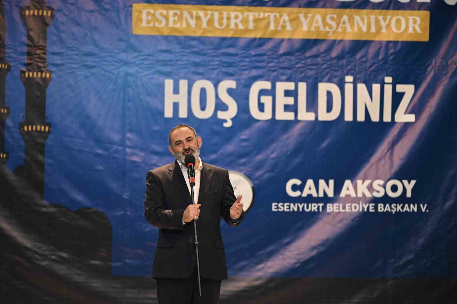 Esenyurt Belediyesi’nin Ramazan etkinliklerinde Dursun Ali Erzincanlı sevenleriyle buluştu