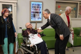 Vali Ayyıldız, bayram öncesi çocukları ve büyükleri unutmadı