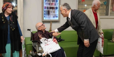 Vali Ayyıldız, bayram öncesi çocukları ve büyükleri unutmadı