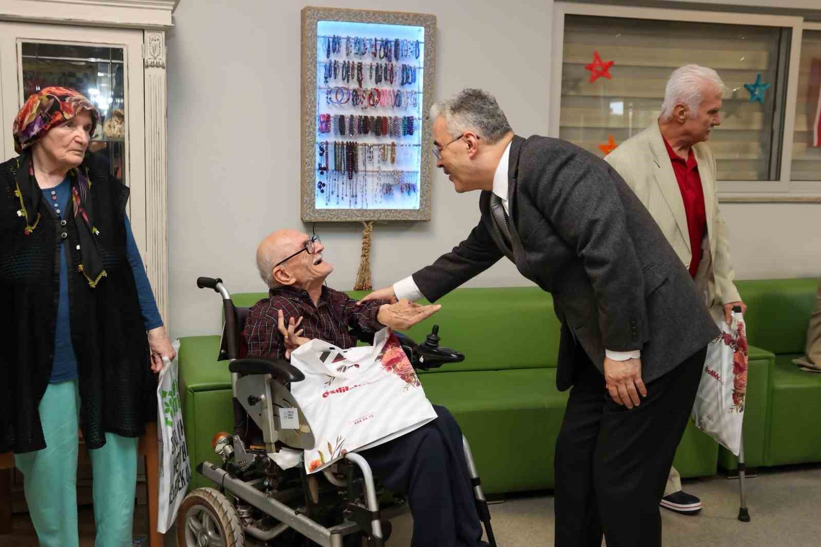 Vali Ayyıldız, bayram öncesi çocukları ve büyükleri unutmadı