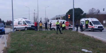 Ambulansla otomobilin çarpıştığı kaza kamerada