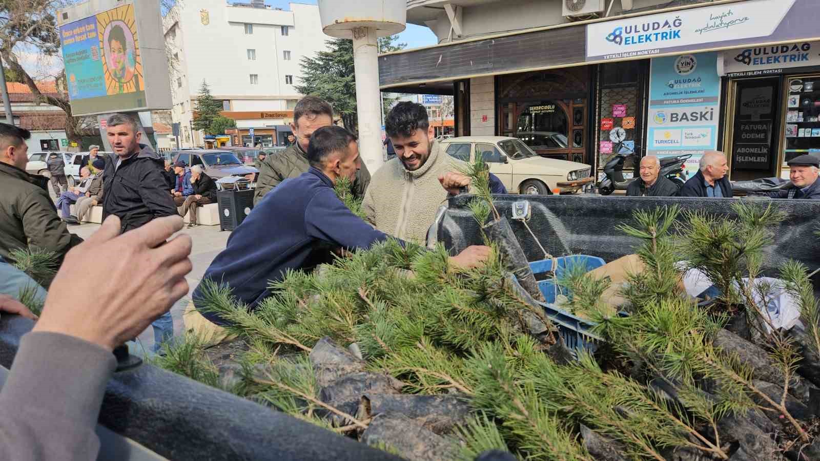 Sındırgı’da Ormancılık haftası için fidan dağıtıldı