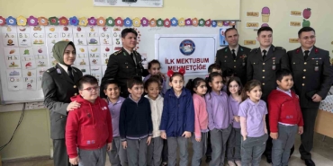 Okuma yazmayı yeni öğrenen minikler ilk mektubunu Mehmetçiğe yazdı