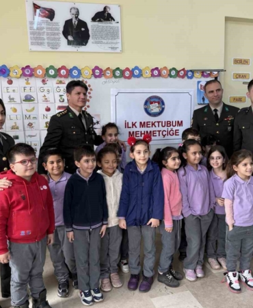 Okuma yazmayı yeni öğrenen minikler ilk mektubunu Mehmetçiğe yazdı