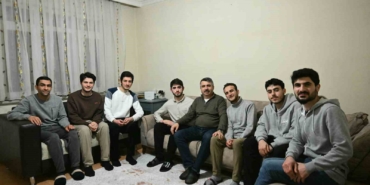 Başkan Yılmaz sahuru gençlerle yaptı