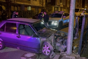 Aydınlatma direğine çarpan alkollü sürücü hurdaya dönen araçtan yara almadan çıktı