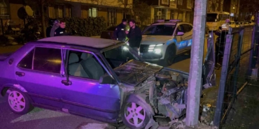 Aydınlatma direğine çarpan alkollü sürücü hurdaya dönen araçtan yara almadan çıktı