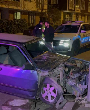 Aydınlatma direğine çarpan alkollü sürücü hurdaya dönen araçtan yara almadan çıktı