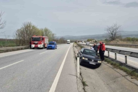 Kontrolden çıkan otomobil refüje uçtu: 2 yaralı