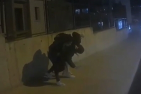 Erkek arkadaşını sokak ortasında dövdü; o anlar kamerada