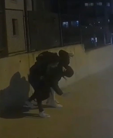Erkek arkadaşını sokak ortasında dövdü; o anlar kamerada
