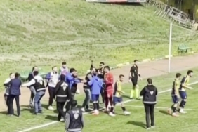 Amatör maçta futbolcular basın mensuplarına saldırdı