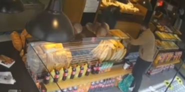 Bağış kumbarasını çalan şahıs kameraya yakalandı