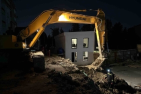 Bahçelievler’de inşaat sırasında yolda kısmi çökme yaşandı