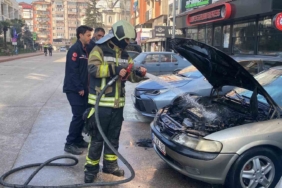 Park halindeki otomobilde yangın çıktı