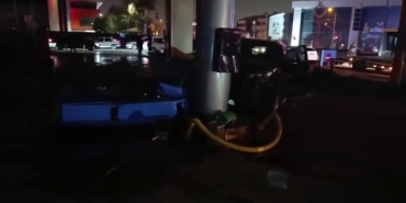 Kaza yapan araç, benzin istasyonuna daldı