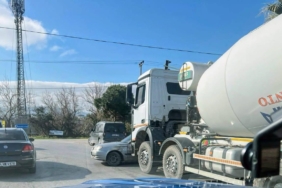 Balıkesir’de beton mikseri ile otomobil çarpıştı