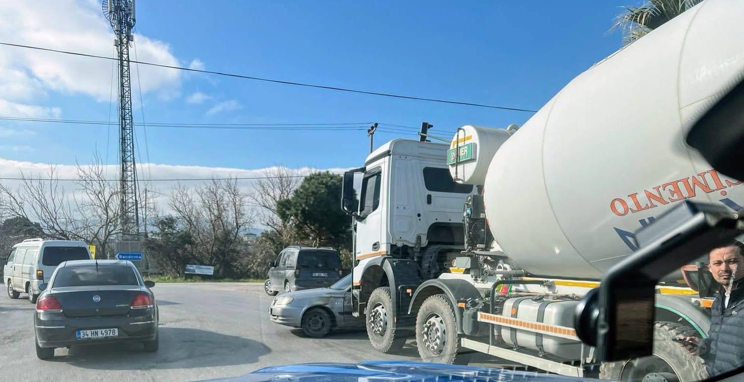 Balıkesir’de beton mikseri ile otomobil çarpıştı