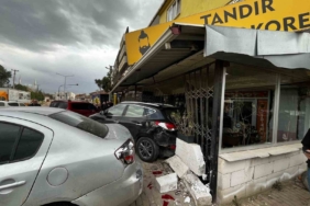 Hakimiyeti kaybeden sürücü araca çarptı, araç işyerine girdi
