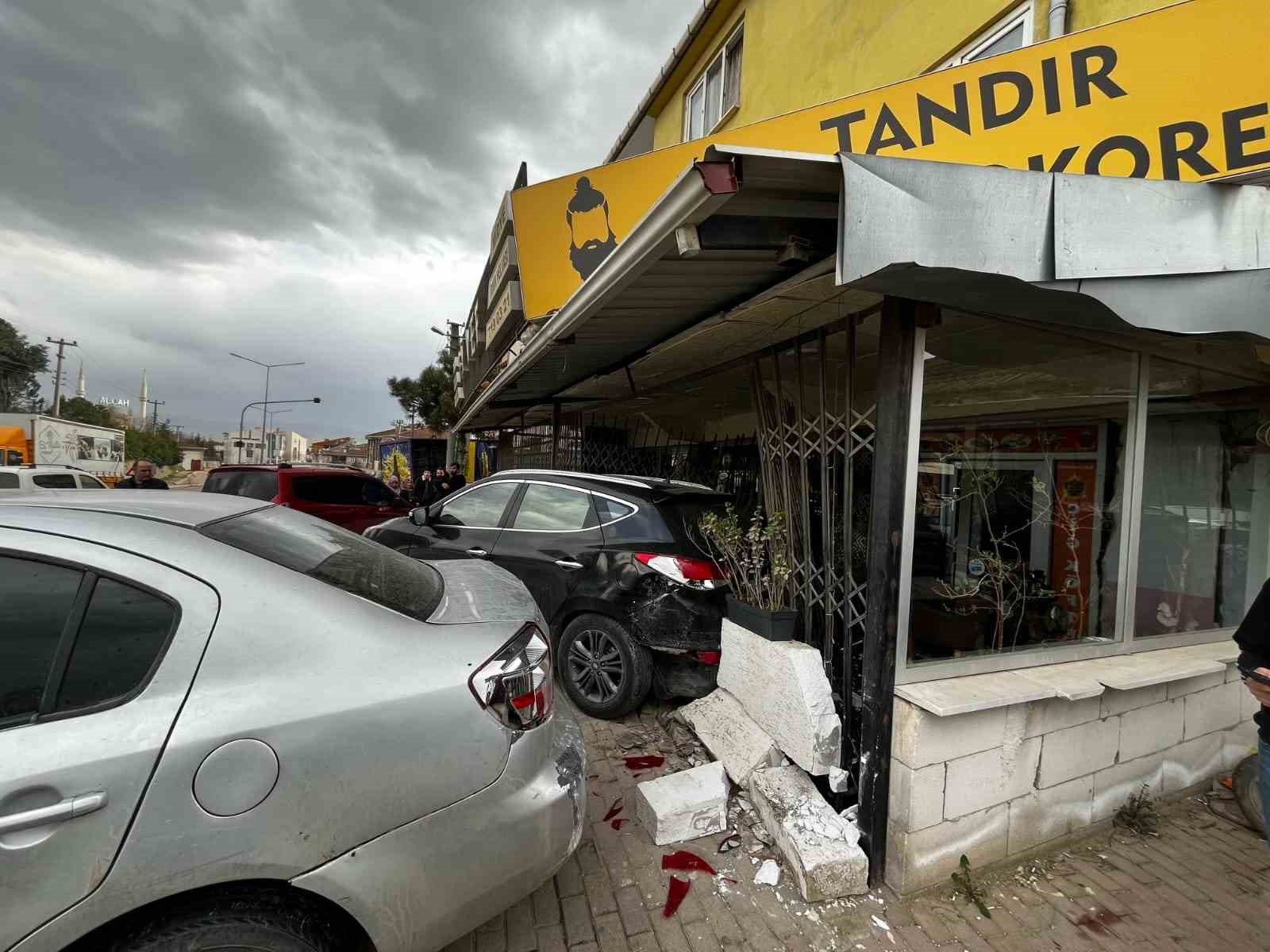 Hakimiyeti kaybeden sürücü araca çarptı, araç işyerine girdi