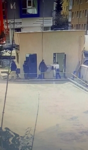 Ataşehir’de polis merkezinde arbede: Kadın şahıs polis memuruna saldırdı