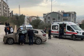 Bursa’da iki otomobil çarpıştı: 4 yaralı
