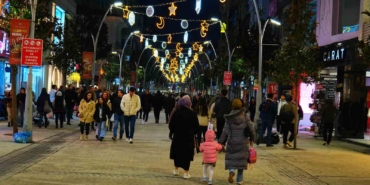 Çark Caddesi’nde Ramazan ayı için özel tasarımlı ışıklandırmalarla süslendi