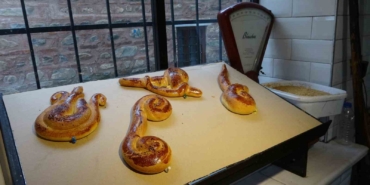 92 yıllık gelenek...İftariyelik tabanca, kılıç, testi ve telefon