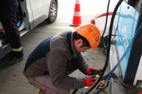 Pendik’te trajikomik kaza: Yakıt pompasını çıkarmadan hareket etti