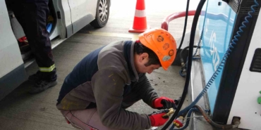 Pendik’te trajikomik kaza: Yakıt pompasını çıkarmadan hareket etti