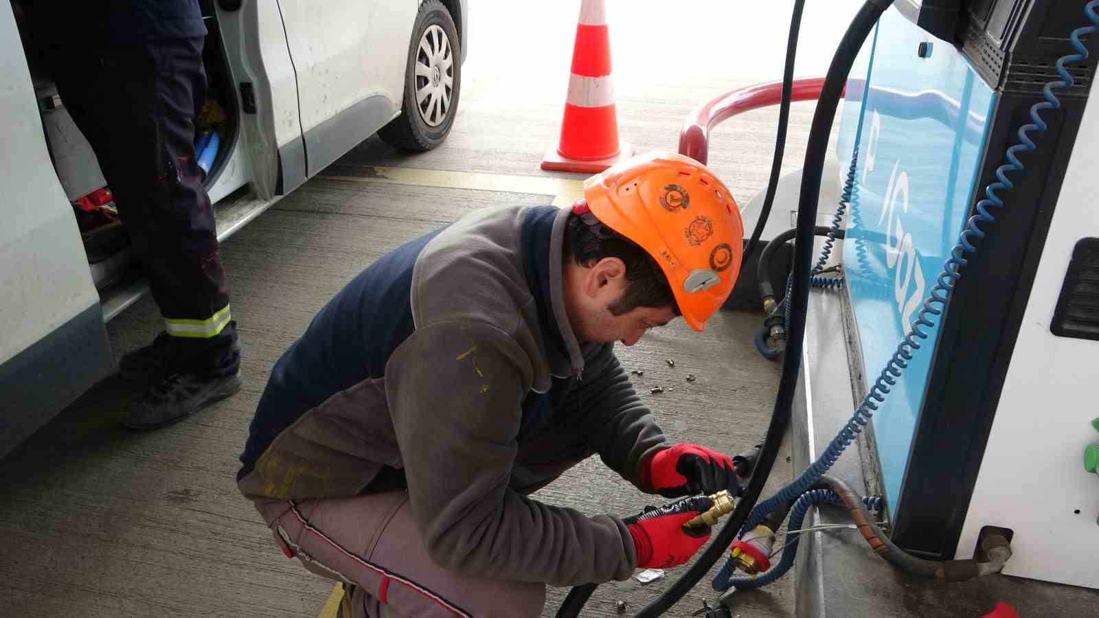 Pendik’te trajikomik kaza: Yakıt pompasını çıkarmadan hareket etti