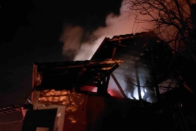 Sakarya’da evin çatısı alev topuna döndü, mahalleli sokağa döküldü