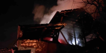 Sakarya’da evin çatısı alev topuna döndü, mahalleli sokağa döküldü