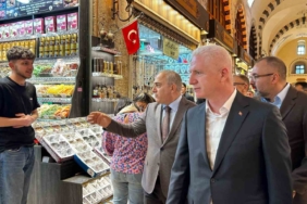İstanbul Valisi Gül, Mısır Çarşısı esnafını ziyaret etti