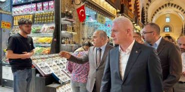 İstanbul Valisi Gül, Mısır Çarşısı esnafını ziyaret etti
