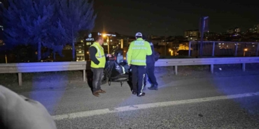 TEM’de ilginç kaza: Yolun ortasında yatan kişiye çarpıp metrelerce sürükledi