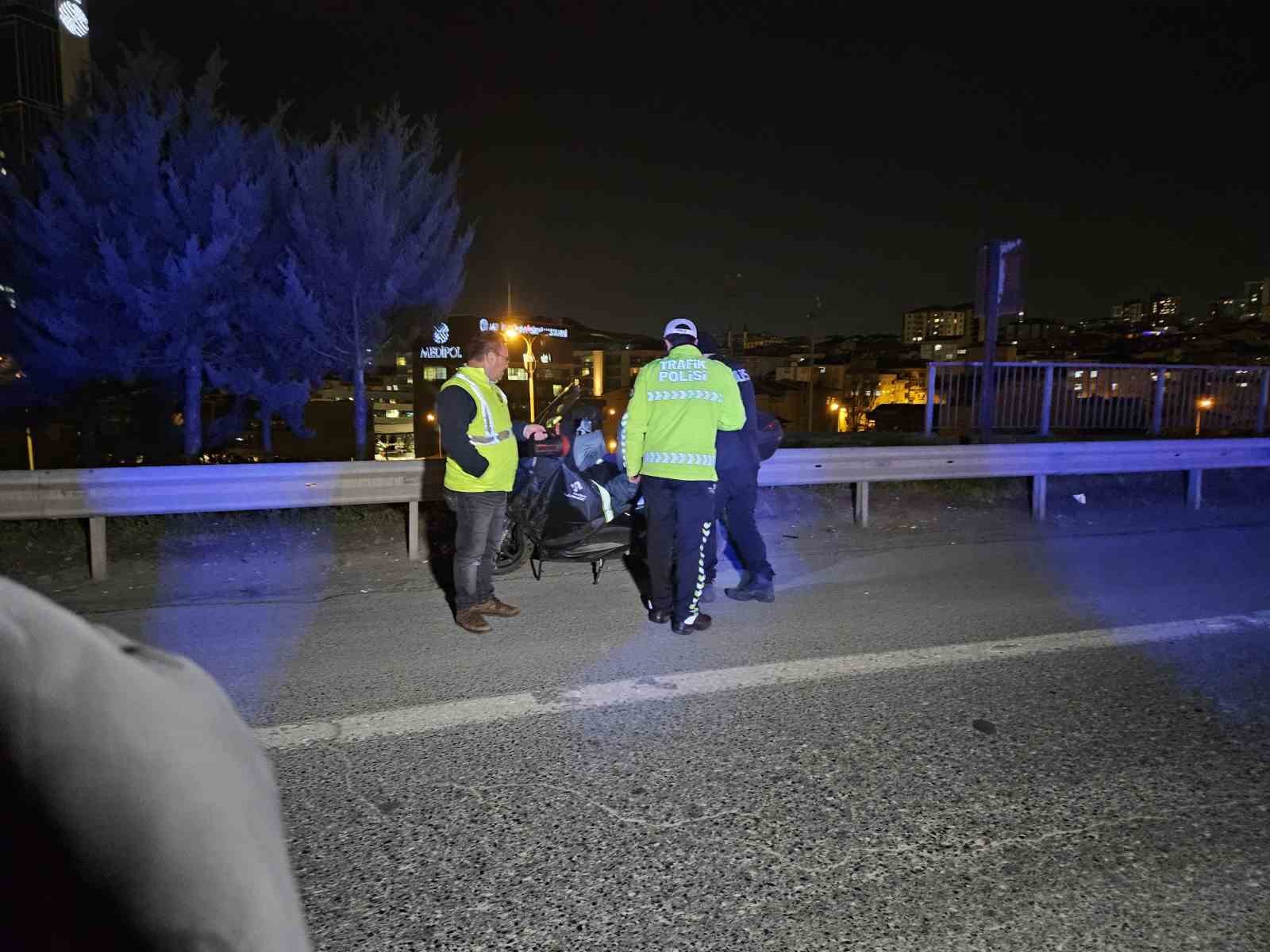 TEM’de ilginç kaza: Yolun ortasında yatan kişiye çarpıp metrelerce sürükledi