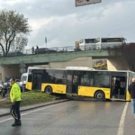 Beyoğlu’nda kontrolden çıkan İETT otobüsü bariyerlere çarptı