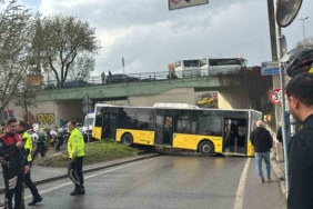 Beyoğlu’nda kontrolden çıkan İETT otobüsü bariyerlere çarptı